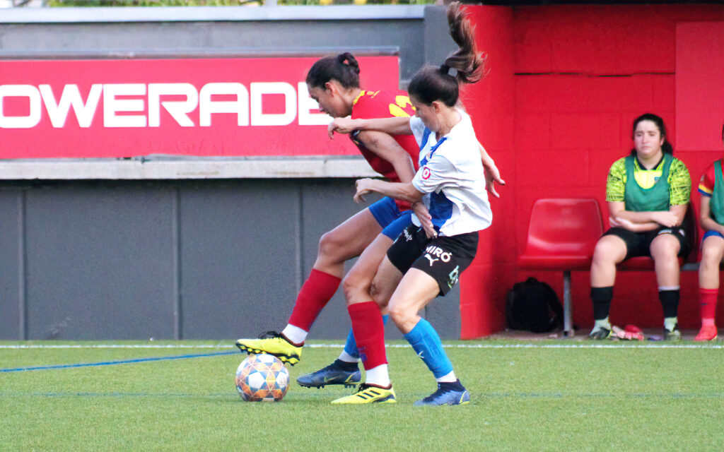 Futbolista controlando balón