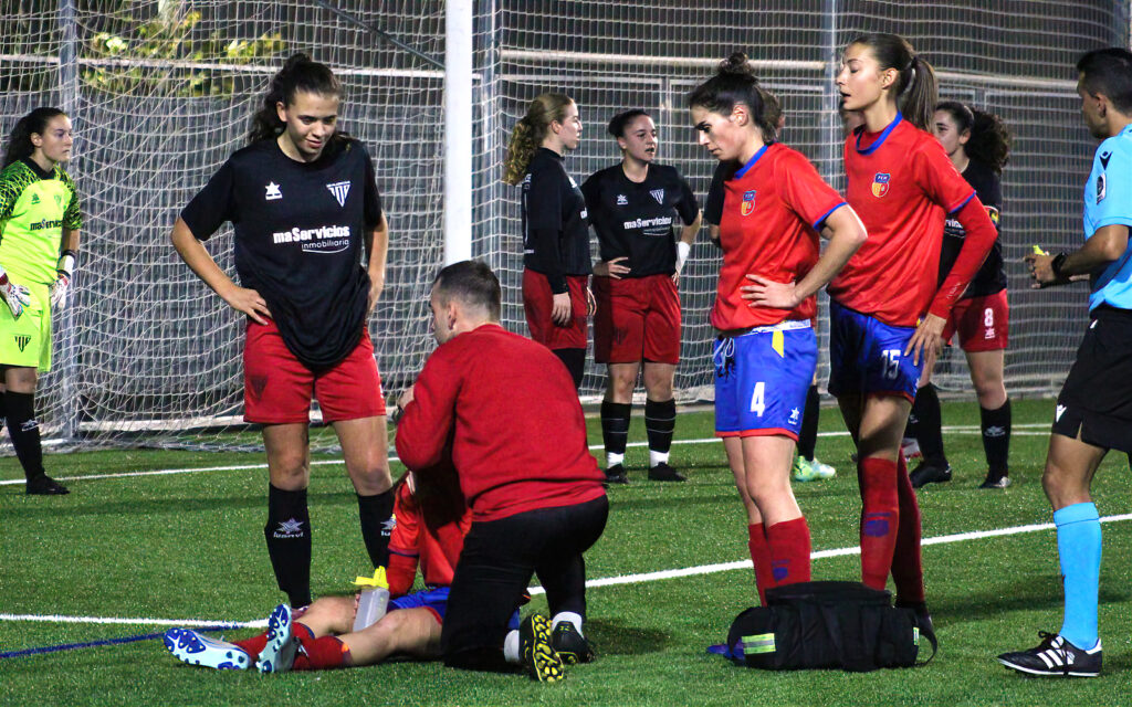 Atención a futbolista a pie de campo