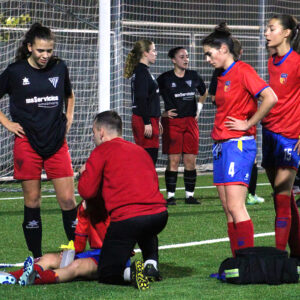 Atención a futbolista a pie de campo